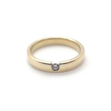 Vintage gouden solitair ring gezet met 0,05 ct diamant.