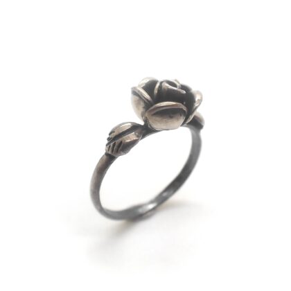 Vintage zilveren ring gepatineerd met een roos.