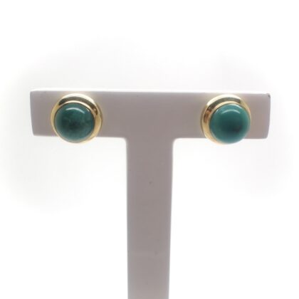 Vintage gouden oorstekers met groene turkoois edelsteen.
