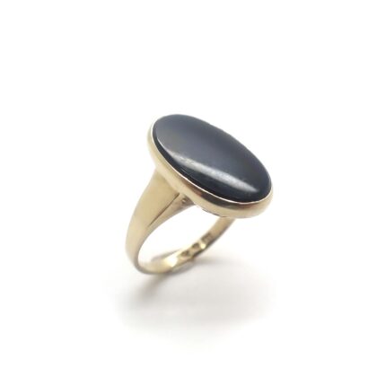 Vintage gouden ring gezet met zwart ovalen onyx.