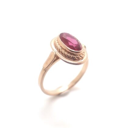 Rosé gouden ring gezet met roze spinel steen.