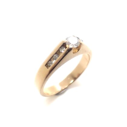 18K rosé gouden ring gezet met 1 grote diamant en kleine diamanten | Ringmaat 16.