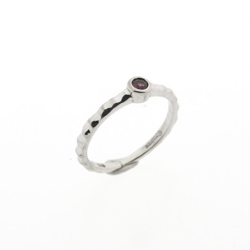 Zilveren ring met donker roze glassteen.